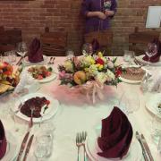 Оформление стола живыми цветами